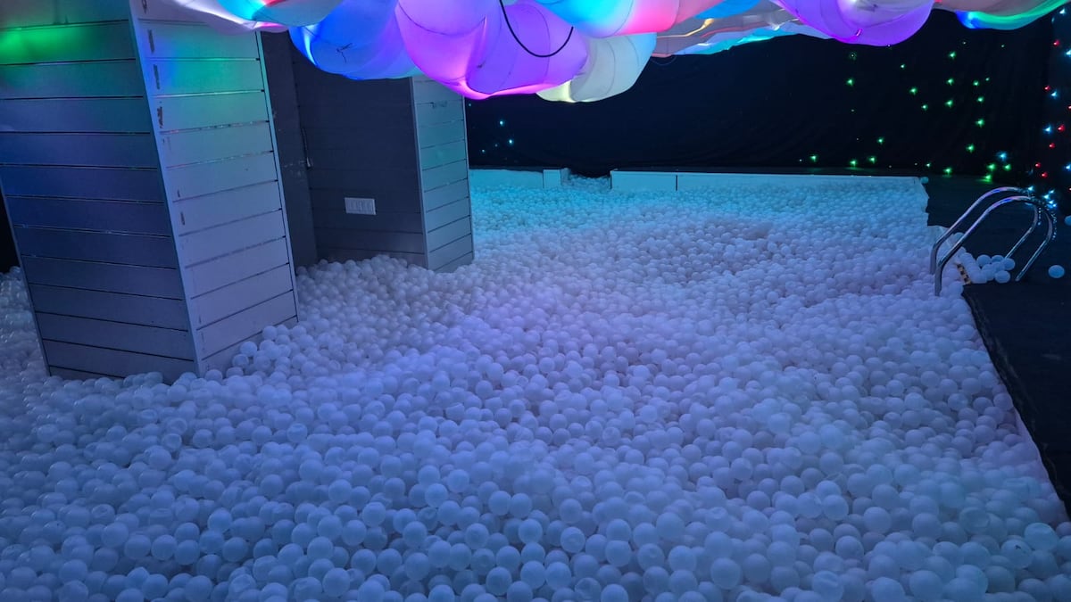 Un viaje dreamcore de luces, bolas gigantes, realidad virtual e inflables llega a Los Andes 