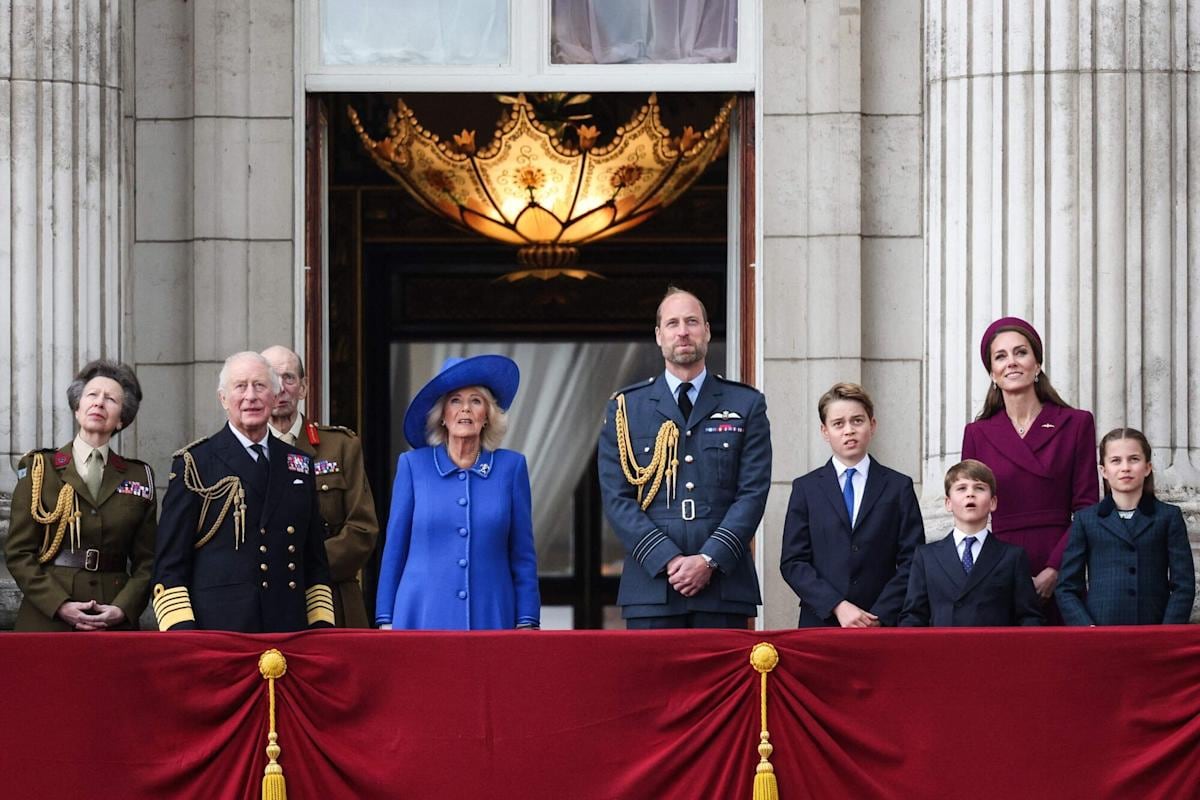 Carlos III da golpe de autoridad: la familia real reaparece unida tras las explosivas críticas de Harry