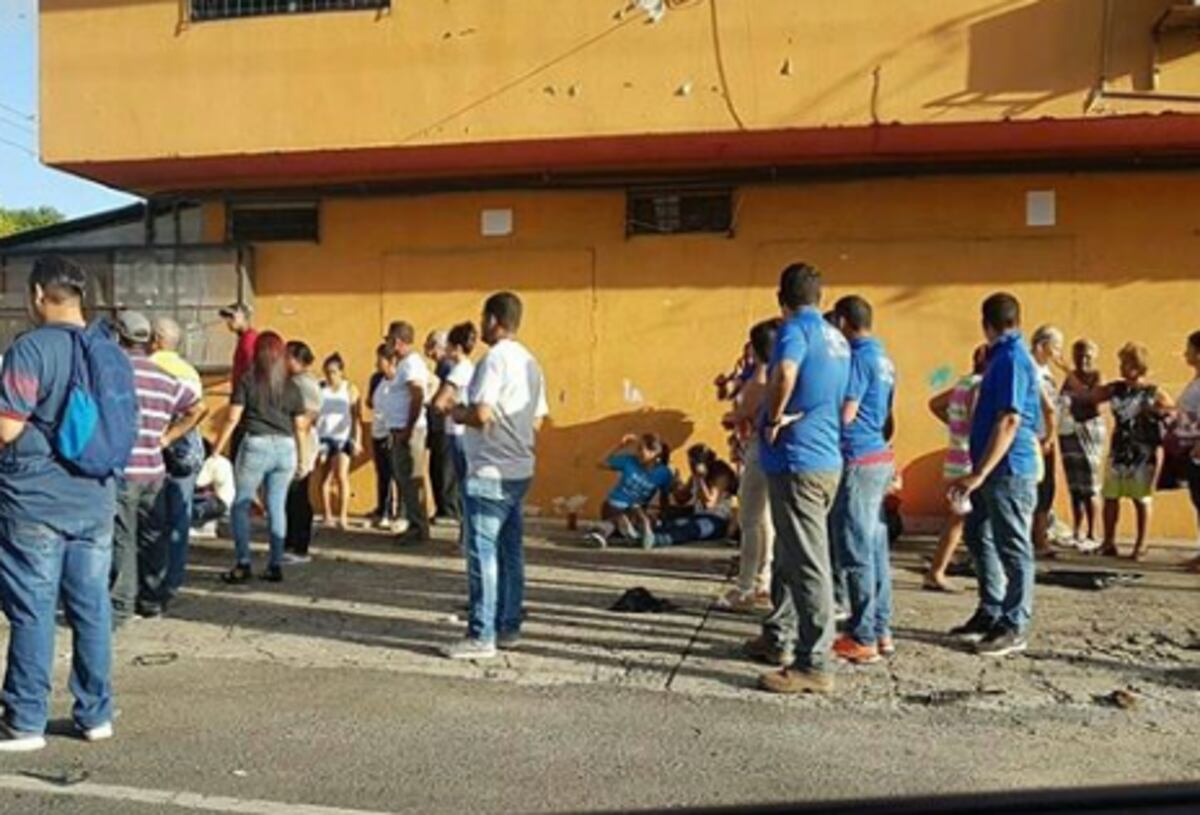 ¡QUÉ TRANCAZO! Múltiples heridos tras choque de busito pirata en Parque Lefevre