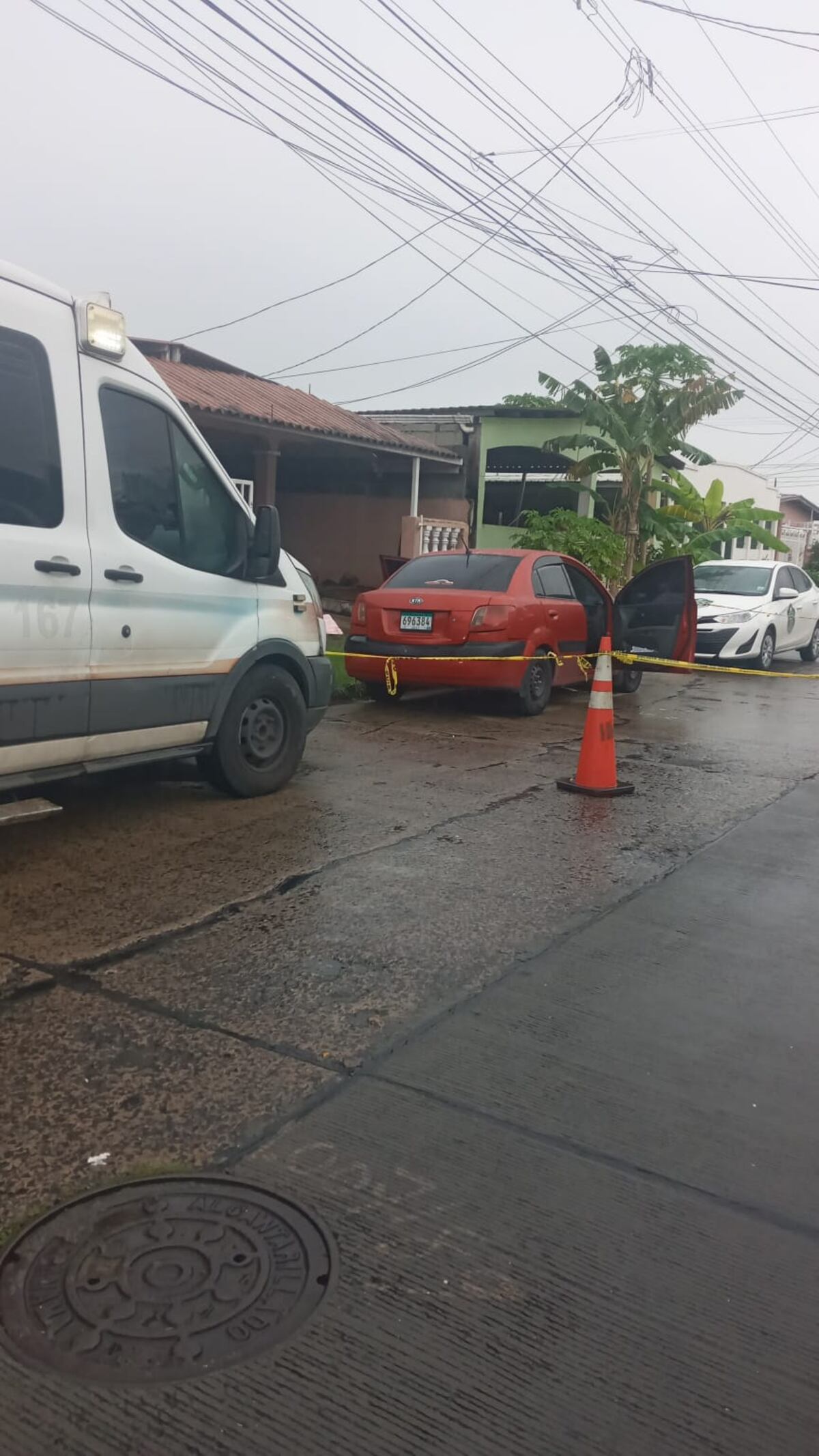 Pareja muere dentro de un auto en Don Bosco. Investigan si se quedaron dormidos y fallecieron intoxicados Video