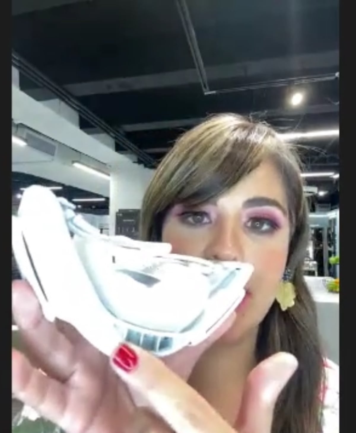 Mascarilla electrónica e inteligente que protege de covid llegó a Panamá. Carolina Dementiev es de las primeras en usarla