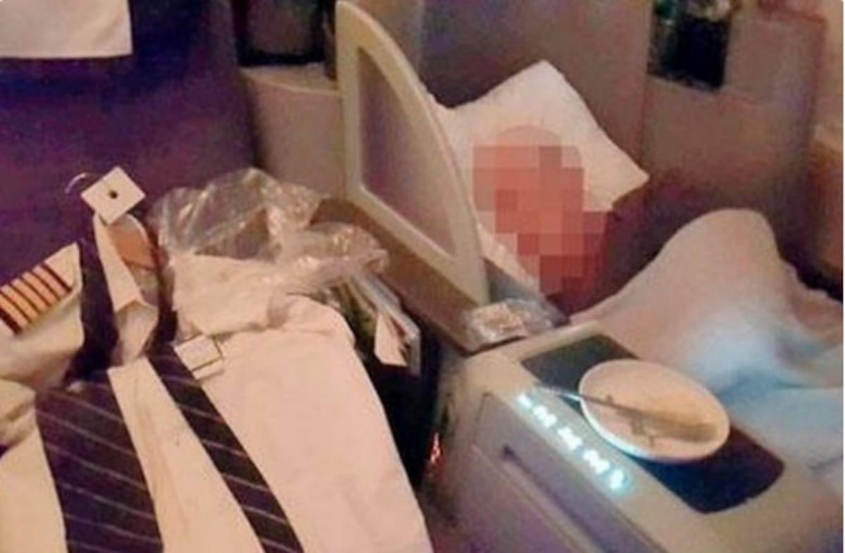 En pleno vuelo el piloto de un avión se quitó la ropa y se acostó a descansar