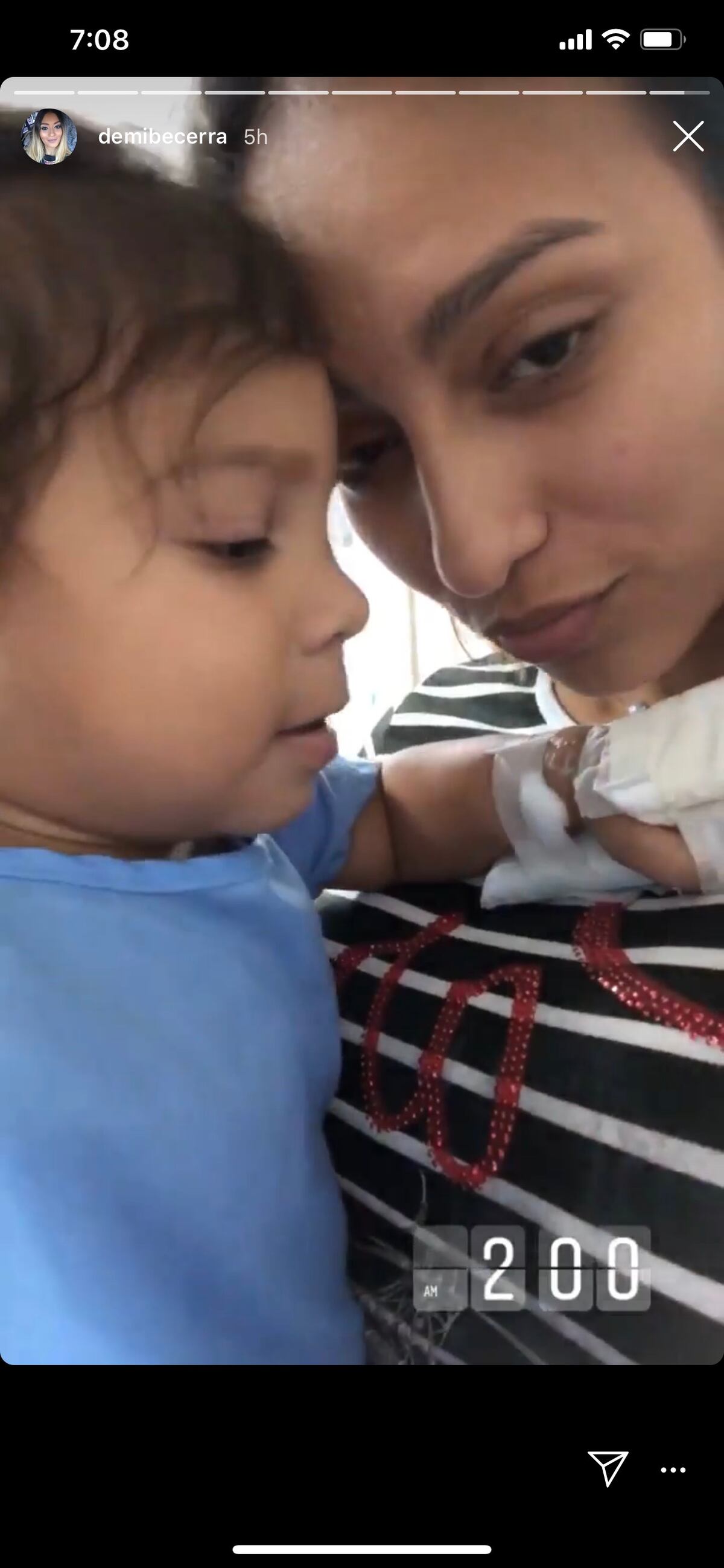 Denisse Becerra gritó como loca al ver que su hija fue mordida por una culebra