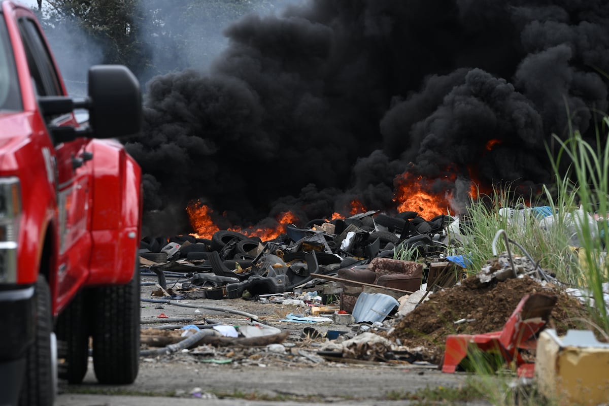 Incendio en vertedero ilegal de llantas en Pueblo Nuevo sacude a la capital