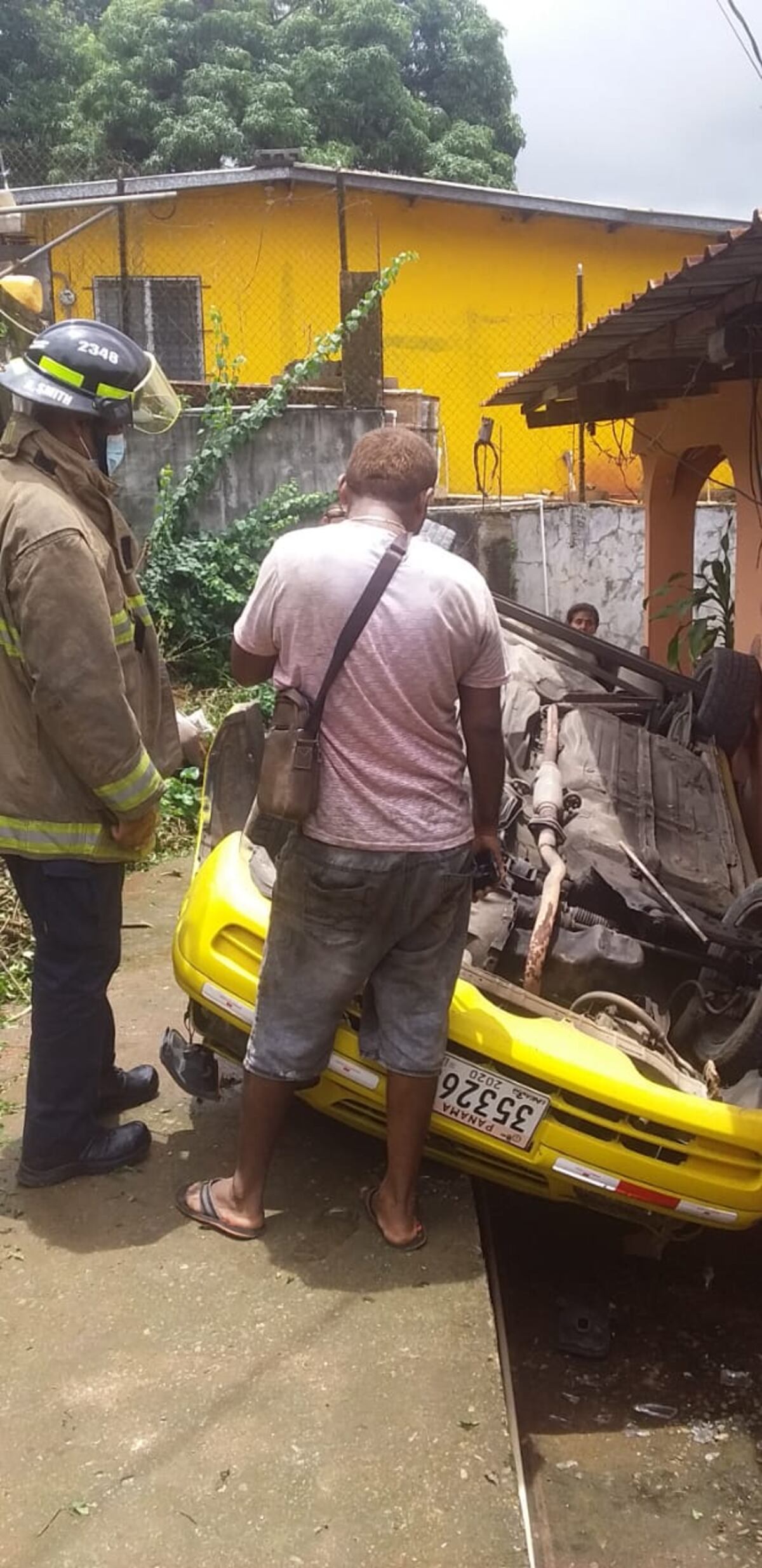 Taxi, con 4 pasajeros, cae al vacío y se vuelca sobre el portal de una casa en Tocumen. Video