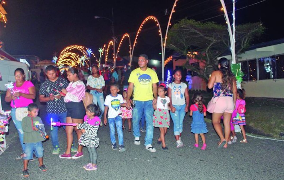 La histórica Calle del Agua en La Chorrera vuelve a brillar en Navidad