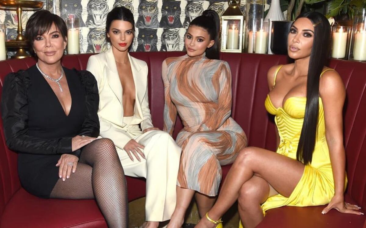 Kim Kardashian luce sus curvas pero su faja la traicionó