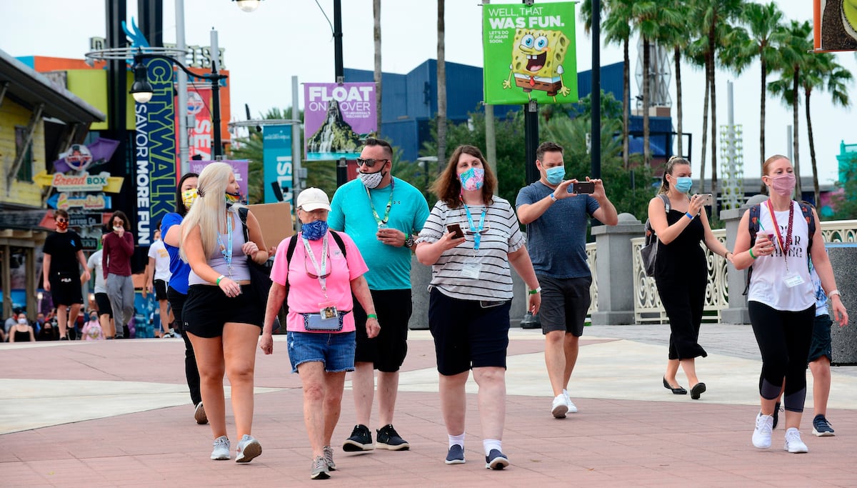 Disney restablece el uso de mascarillas en sus parques en Orlando
