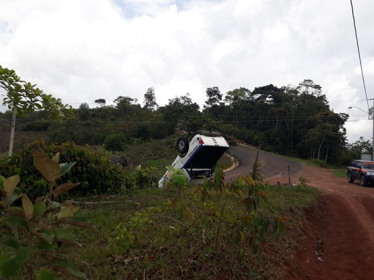 Vivos de a milagro. Tres miembros del Sinaproc se vuelcan en carretera hacia Río Indio