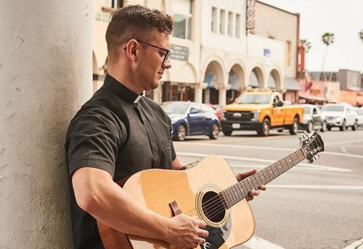 Sacerdotes que vendrán a la JMJ alborotan las redes