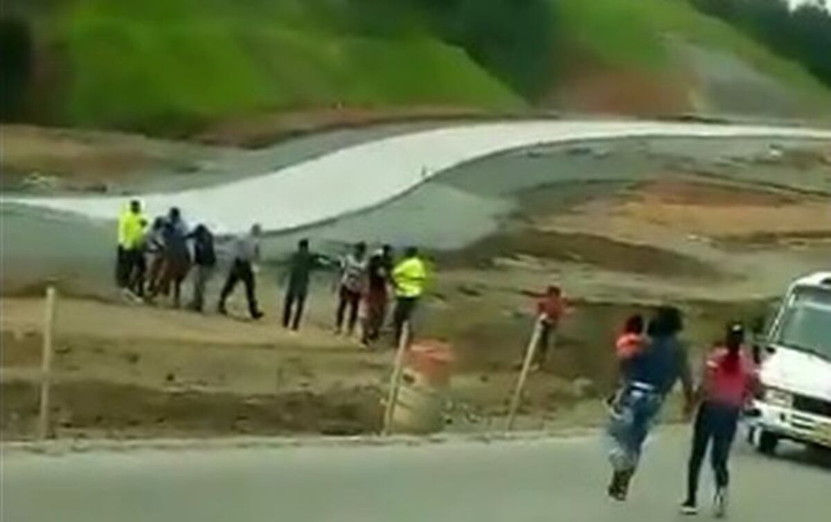 Hartos. Pasajeros atrapan ladrón y se toman la justicia por sus manos. Video