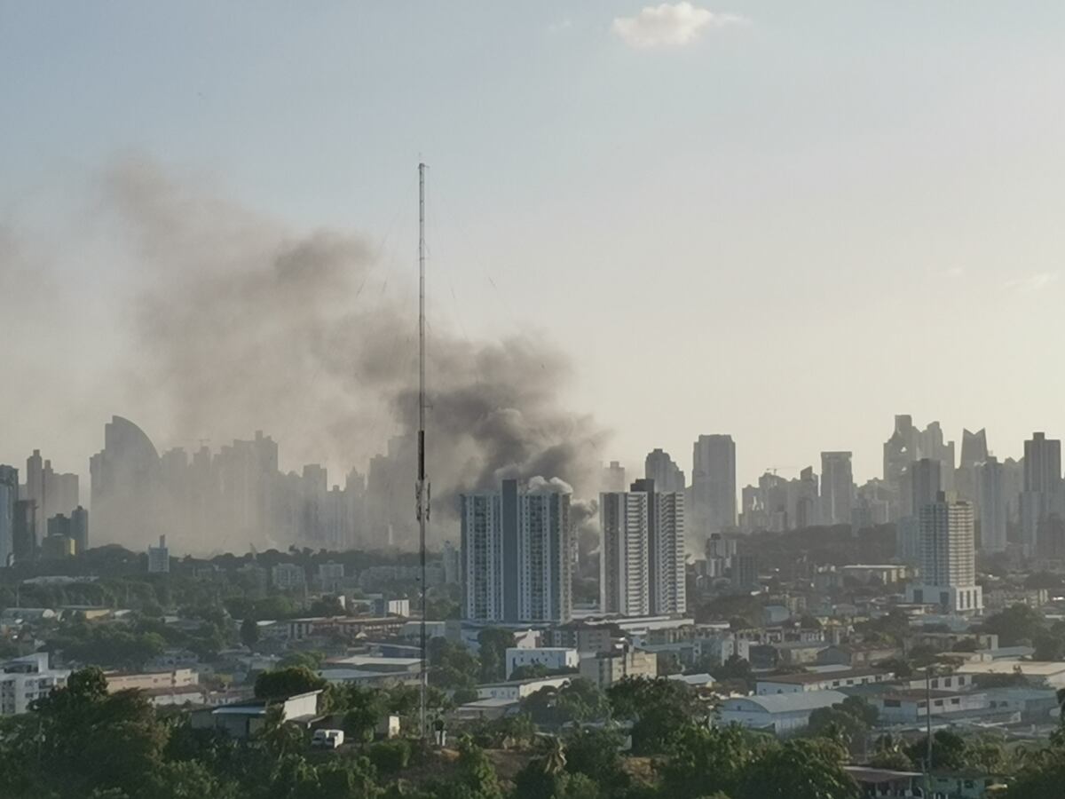 Bomberos atienden incendio en un taller de chapistería y pintura ubicado en Parque Lefevre