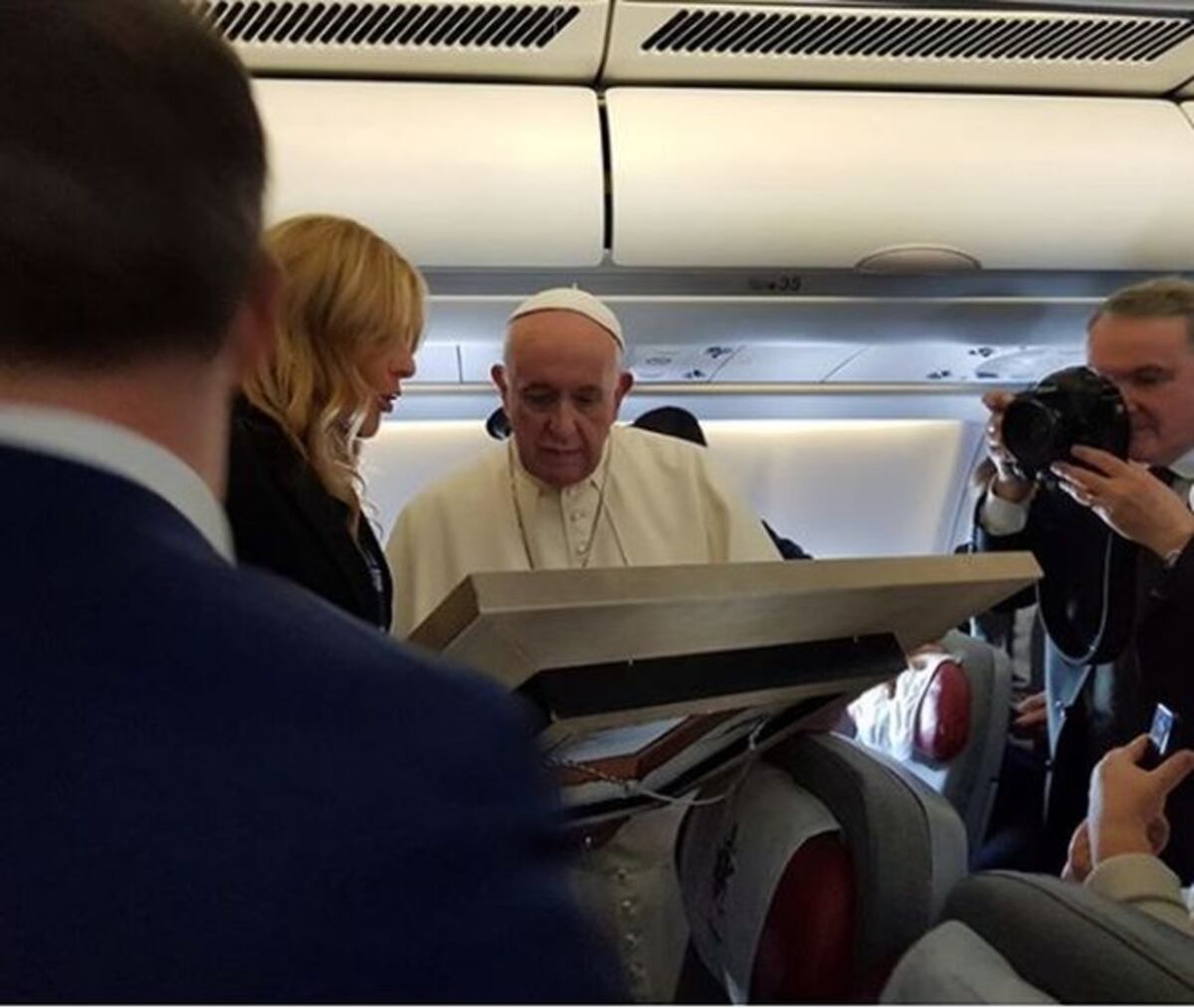 Revelan qué desayunó el Papa en el avión.Jenia Nenzen aprovechó,le dio obsequios