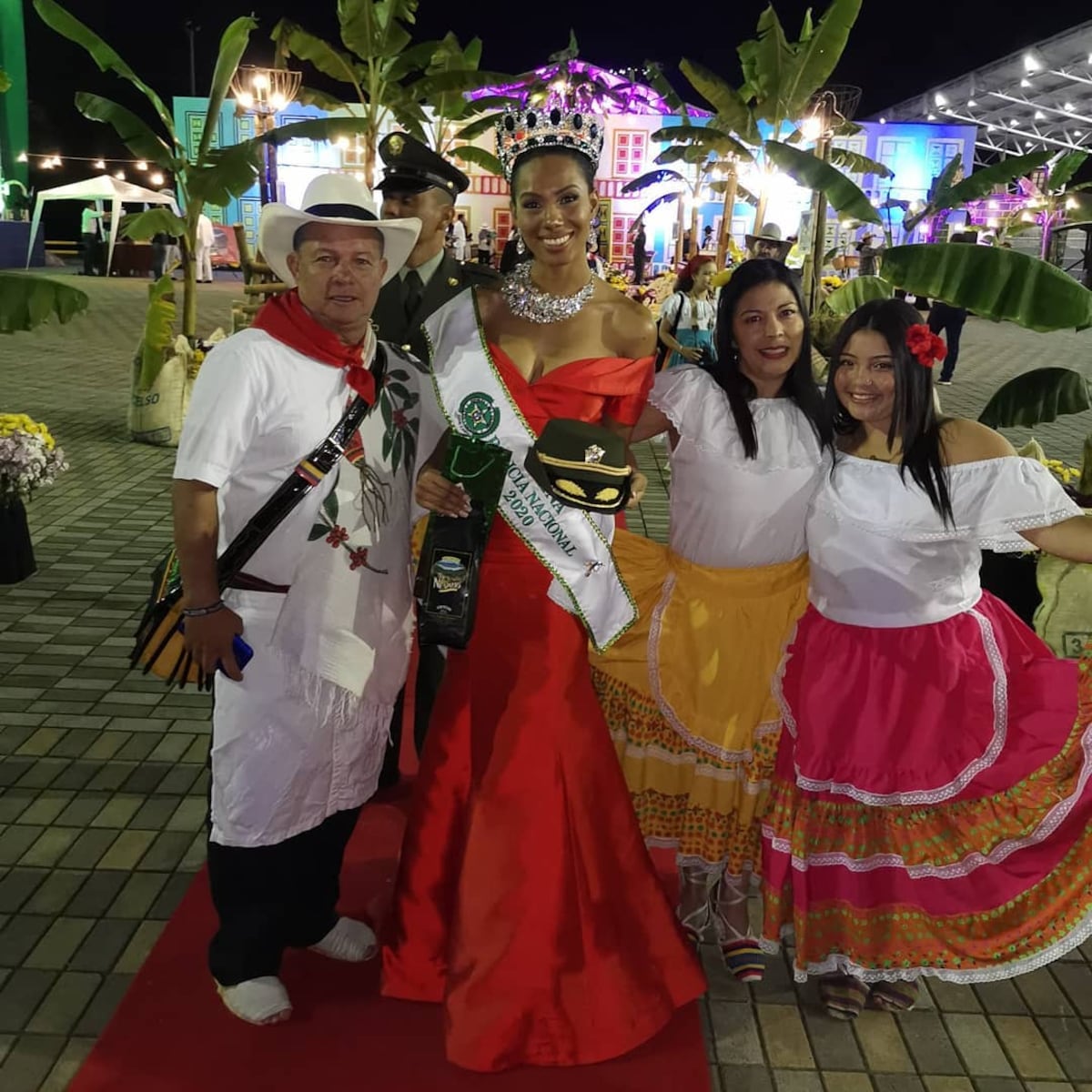 Reconocen a panameña como reina de la policía en Colombia. Entérate por qué