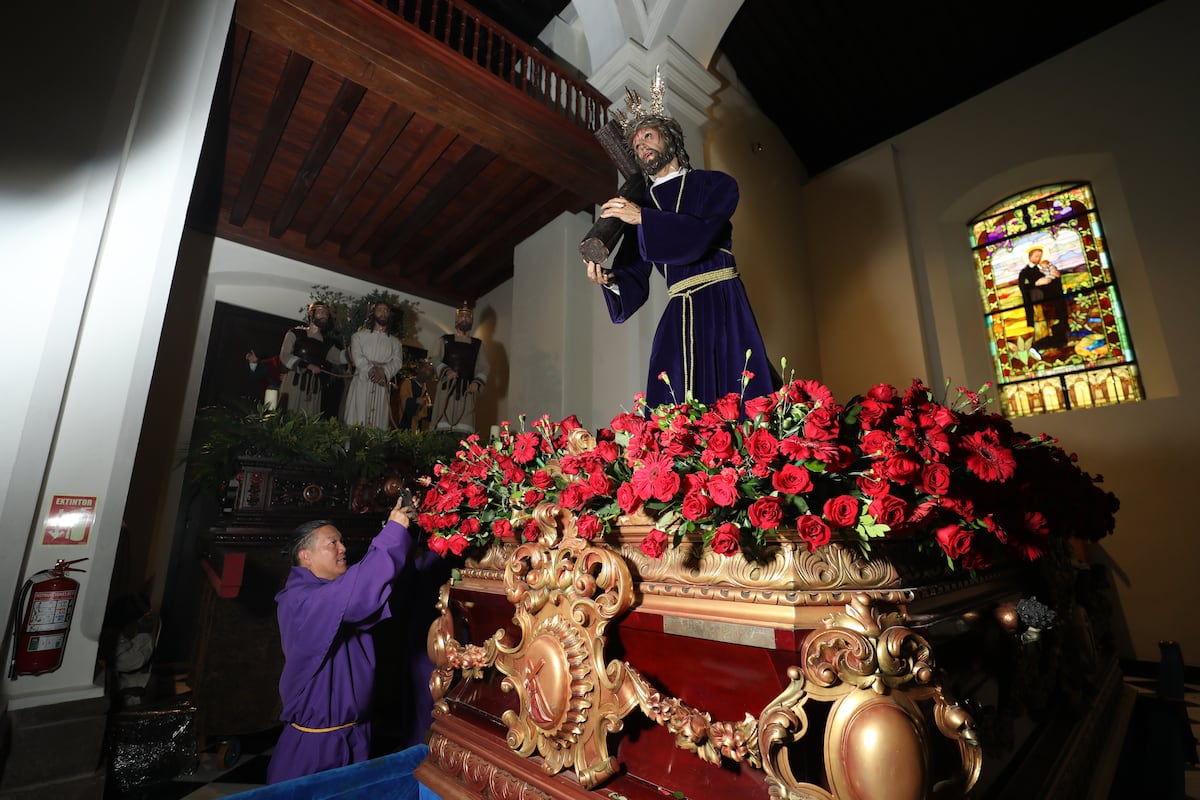 Tradición viva en el Casco Antiguo: Feligreses recorren las 7 iglesias  