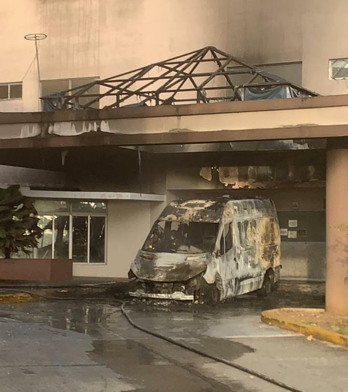 Video| Ambulancia se incendia en las inmediaciones del hospital de la 24 de Diciembre