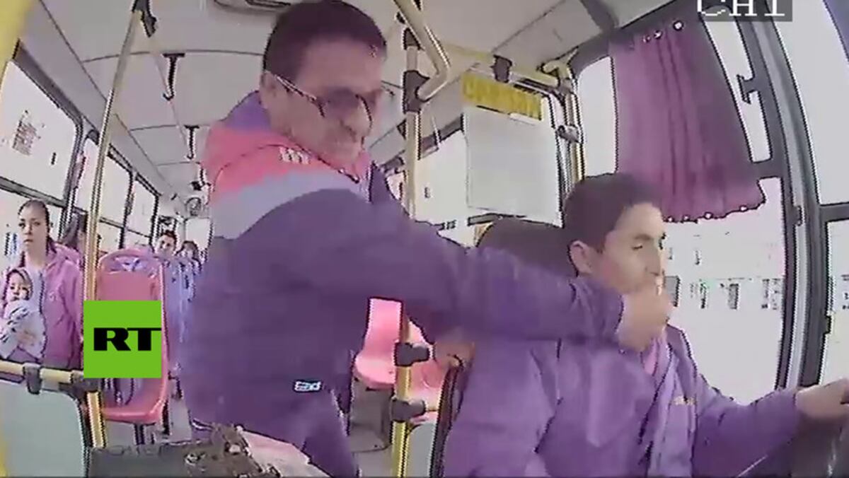 Pasajero golpea en el rostro a conductor de bus porque no le da la parada