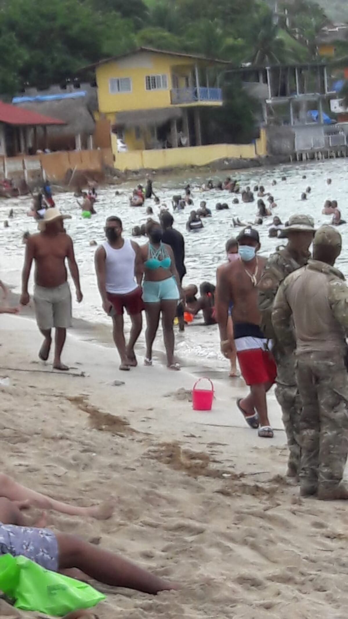 Playas abarrotadas en Colón, hubo hasta sanciones 
