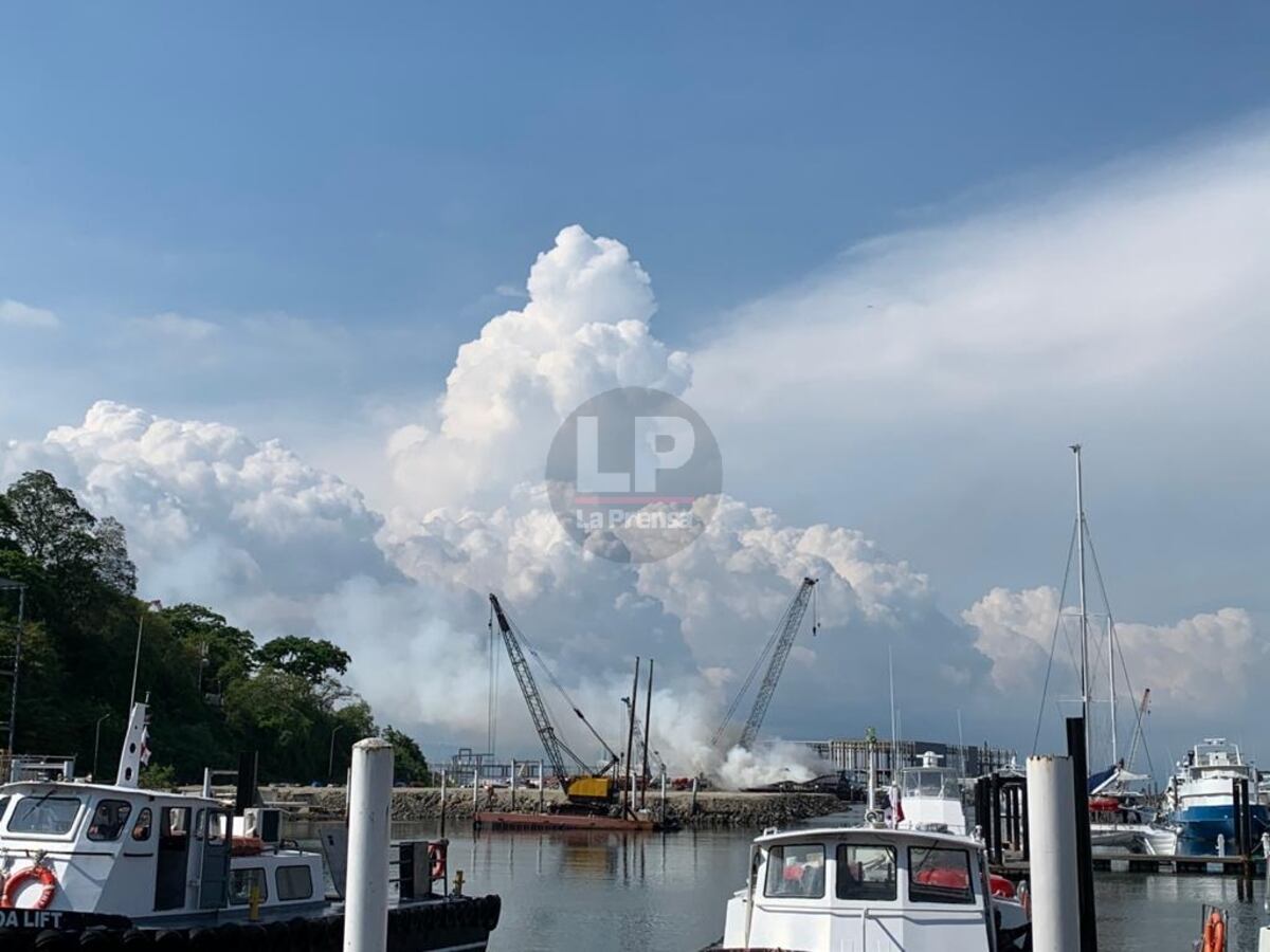 Lo último. Embarcación se prende cuando estaba en un muelle en Amador. Videos 
