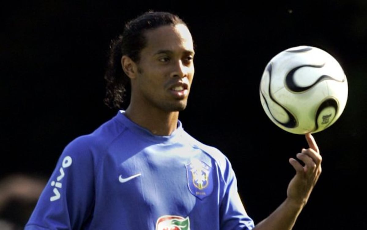 Ronaldinho niega que vaya a casarse con sus dos novias
