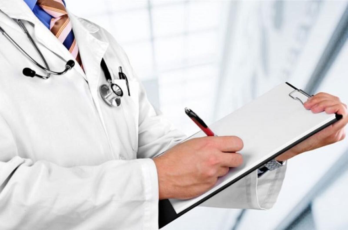 Médico ginecólogo se pasó de liso por Whatsapp con paciente y lo suspenden