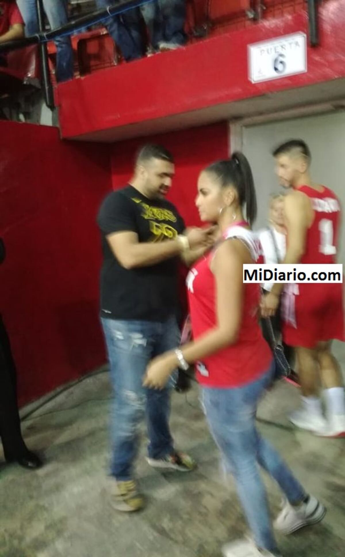 Sorprenden a presentadora de TV con jugador de la Selección. Chequea...