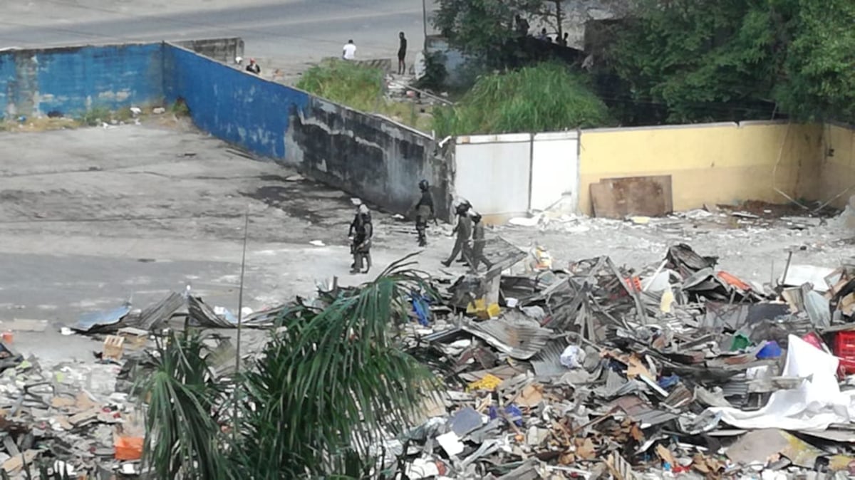 Se formó. Quieren entrar a buscar los hierros del Mercado de Abastos