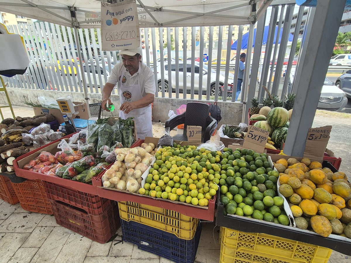 La tradición continúa, el Mercado de Mariscos a reventar en Semana Santa