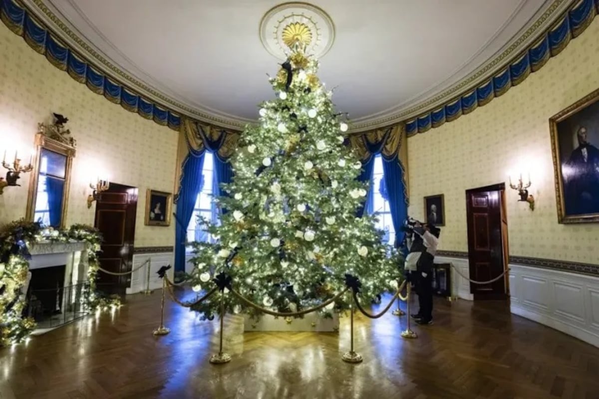 Melania Trump viste la Casa Blanca con una Navidad patriótica