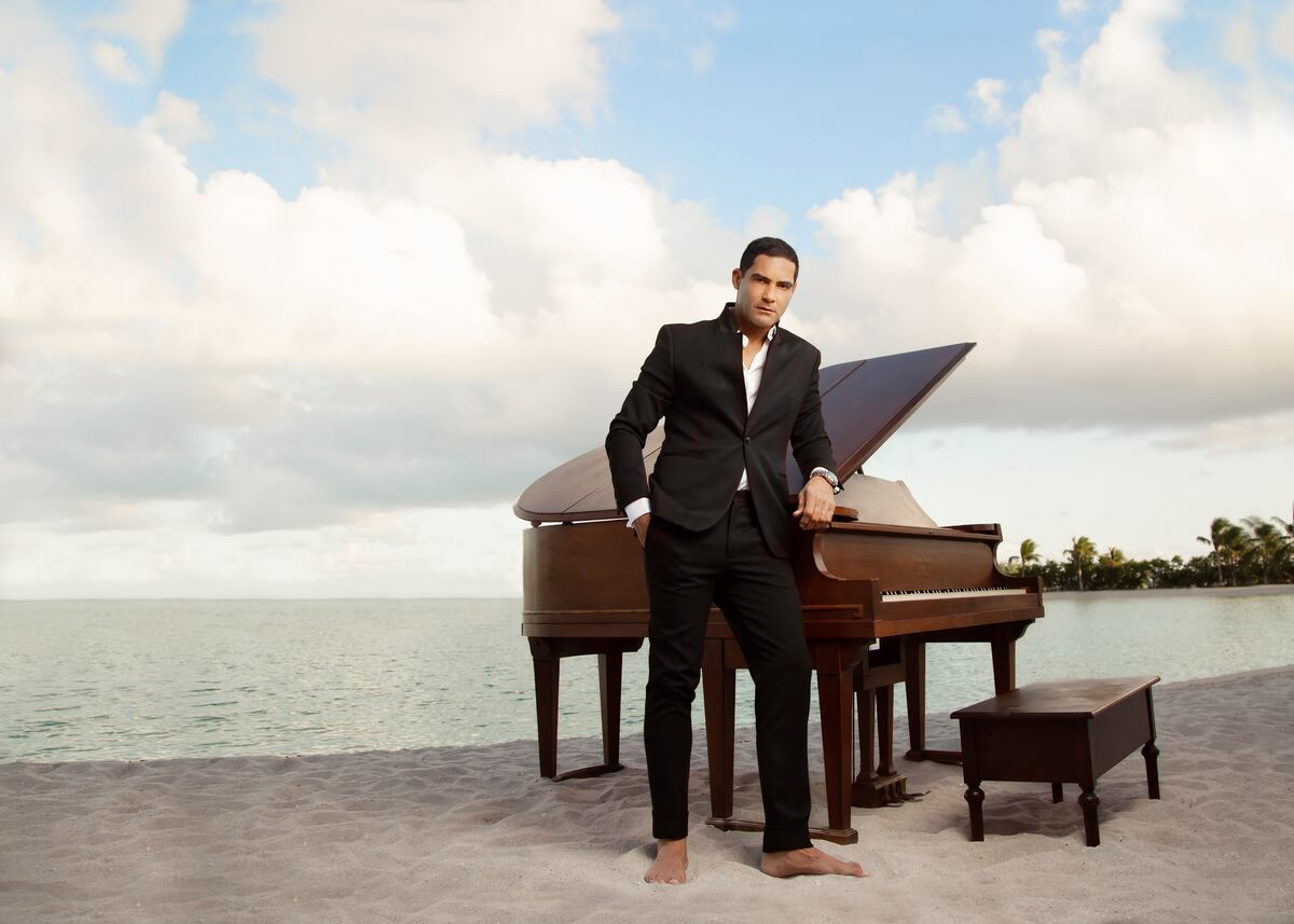 Con nuevo disco y colaboraciones. Ex Menudo Charlie Massó celebra 40 años de carrera artística