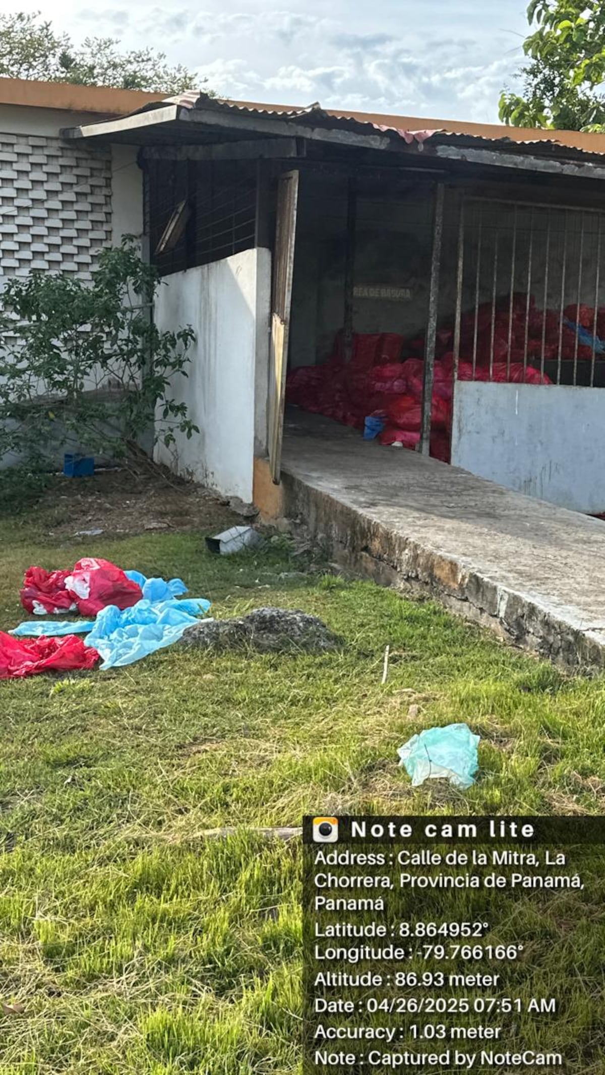 Vecinos de La Chorrera denuncian desechos hospitalarios tirados cerca del Hospital Nicolás Solano