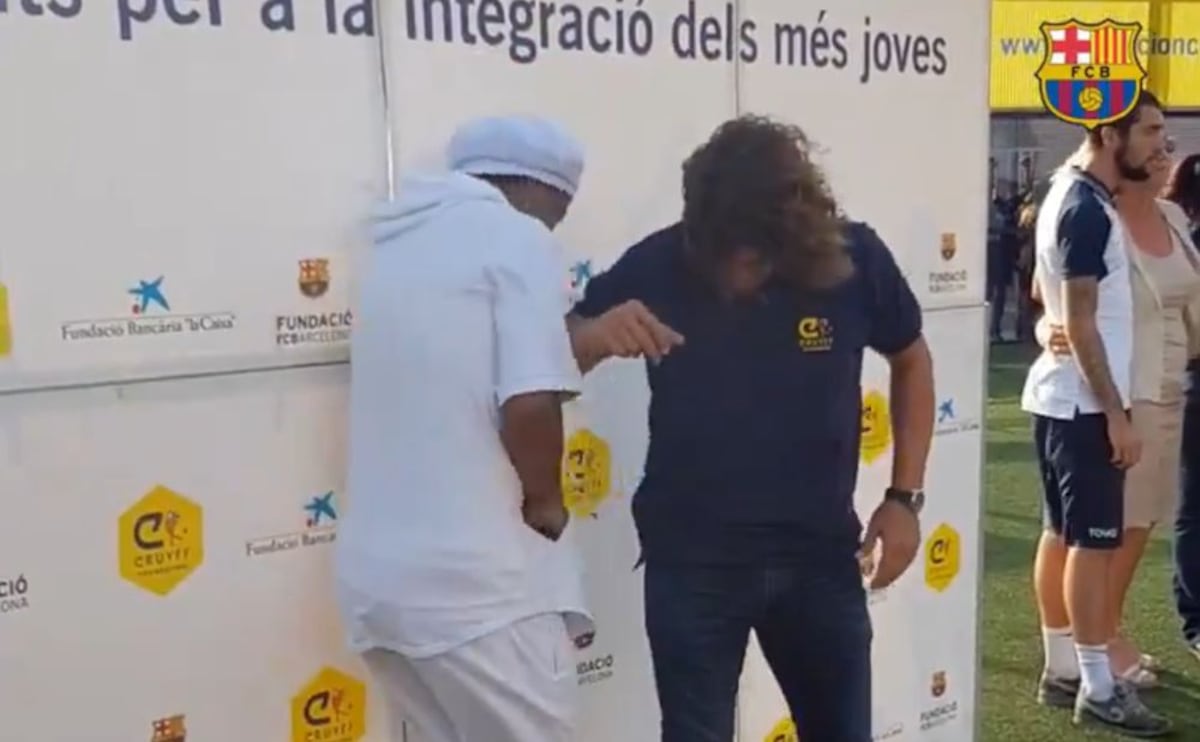 Puyol le da un codazo a Ronaldinho; todos se ríen