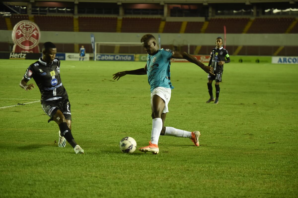 Tauro no aprovechó su localía y cierran en casa del CAI