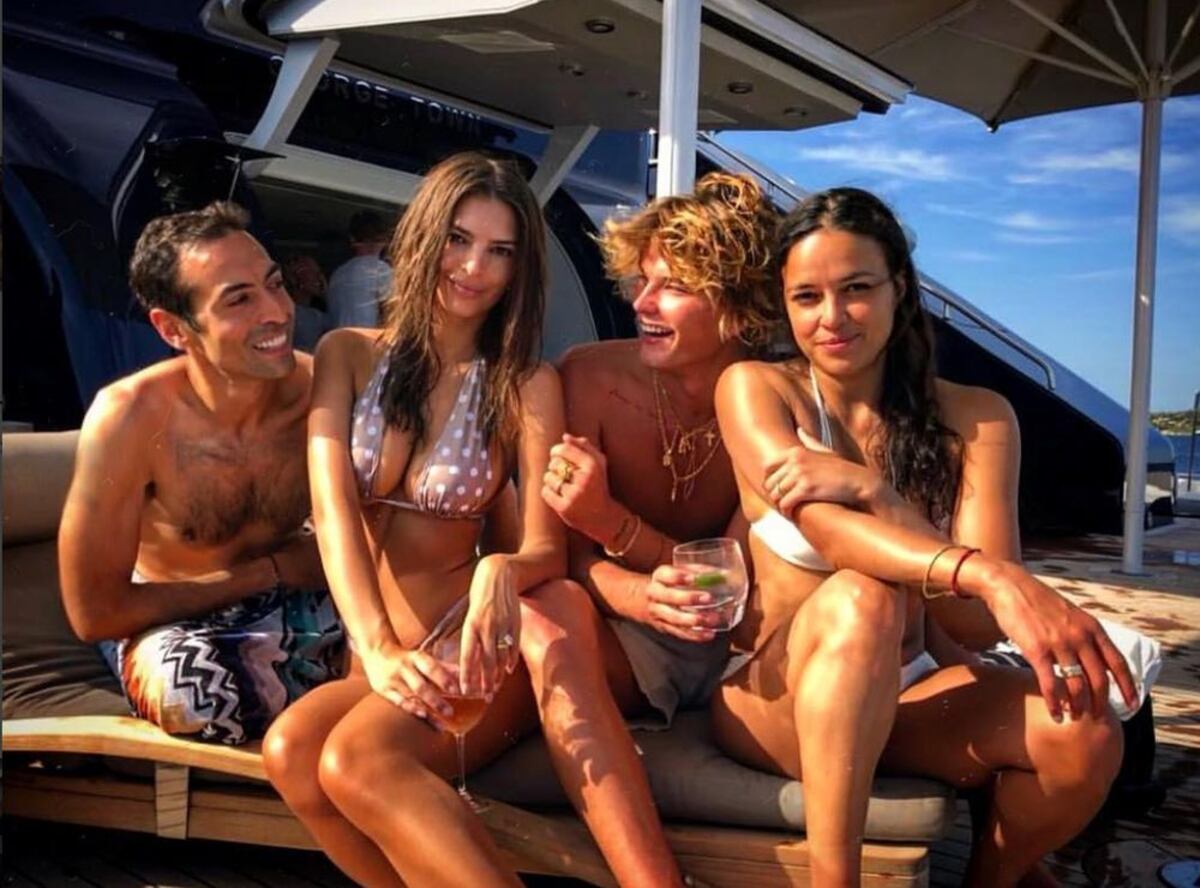 Michelle Rodríguez luce un cuerpazo pero sufre un accidente con su bikini