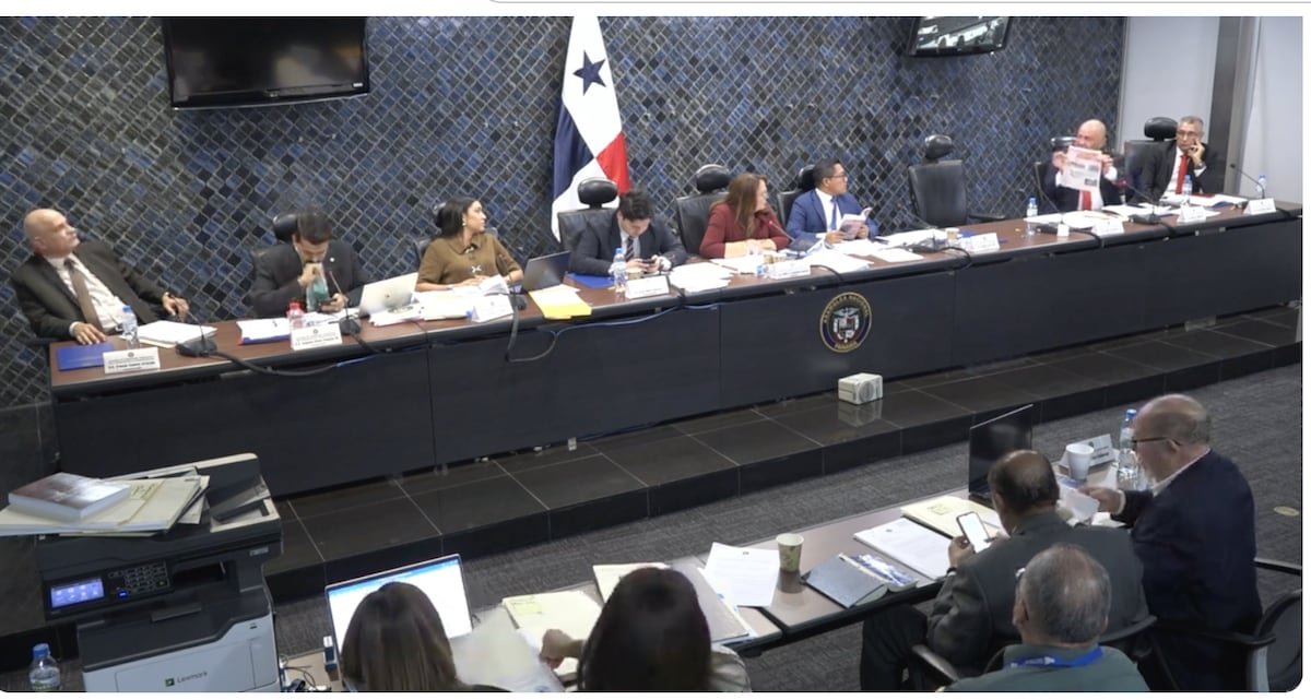 Comisión de Credenciales aprueba descuentos a diputados por ausencias injustificadas