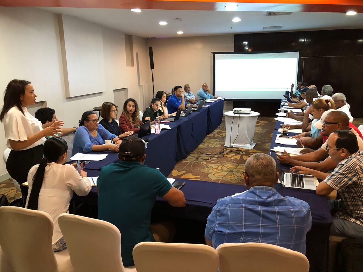 Administradora de Arap, Yarelis Martínez, equipo técnico y sector pesquero discuten y revisan borrador de reglamentación de nueva Ley de Pesca