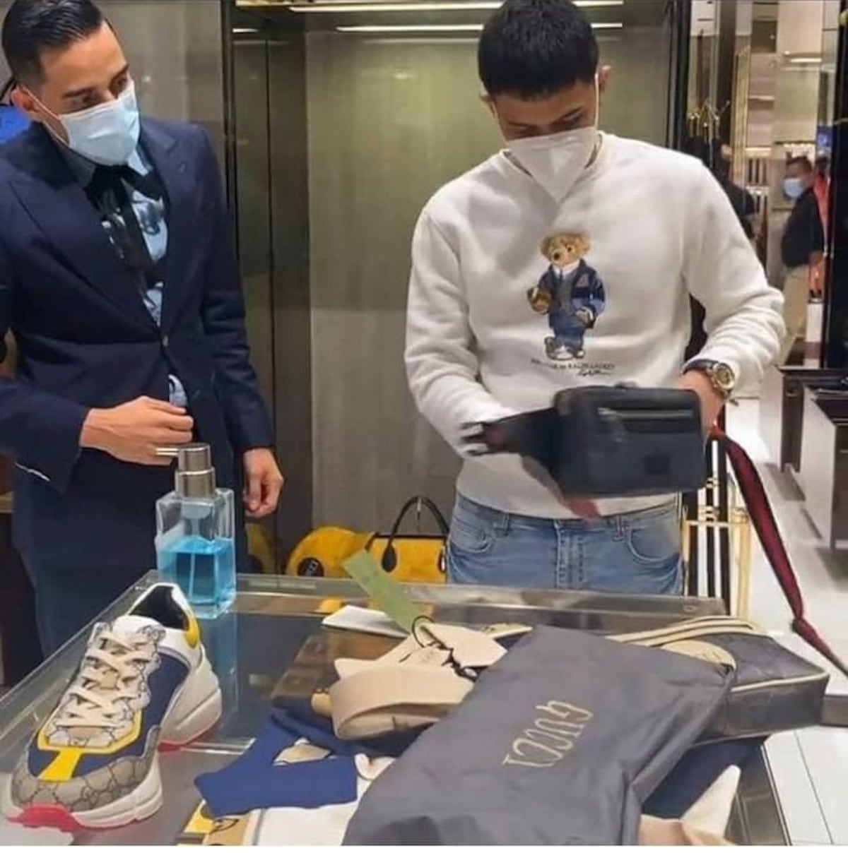 Un amigo como ‘El Peluche’. Se reúne con El Tachi tras su salida de prisión y se van de ‘shopping’