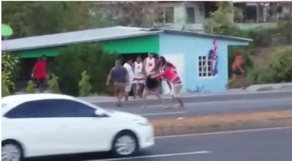 Mujer tira patadas y hombre le mete puñete en la vía.Policía lanza gas pimienta