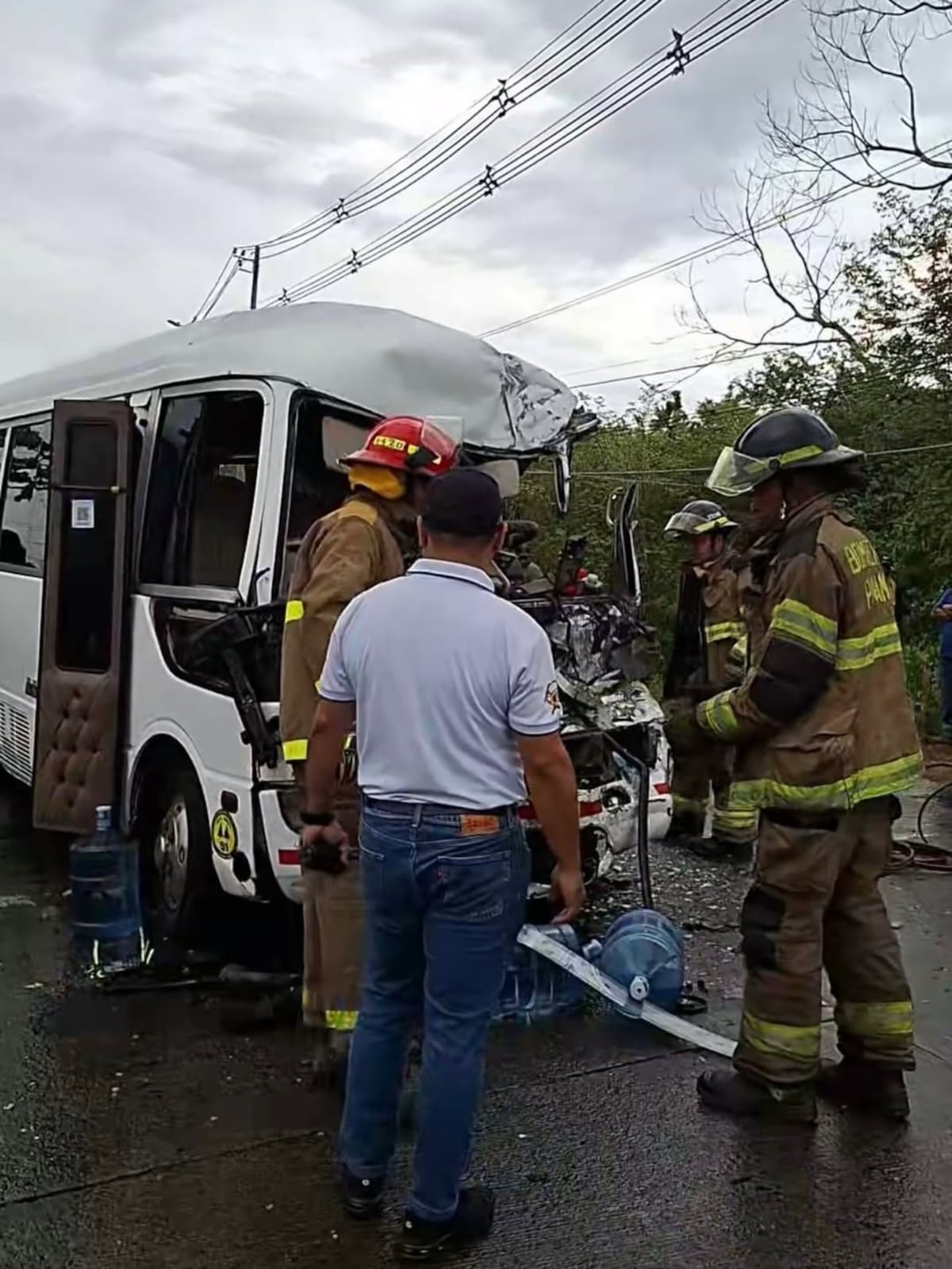 Choque brutal en Chepo: Impactante colisión entre bus y camión deja siete heridos