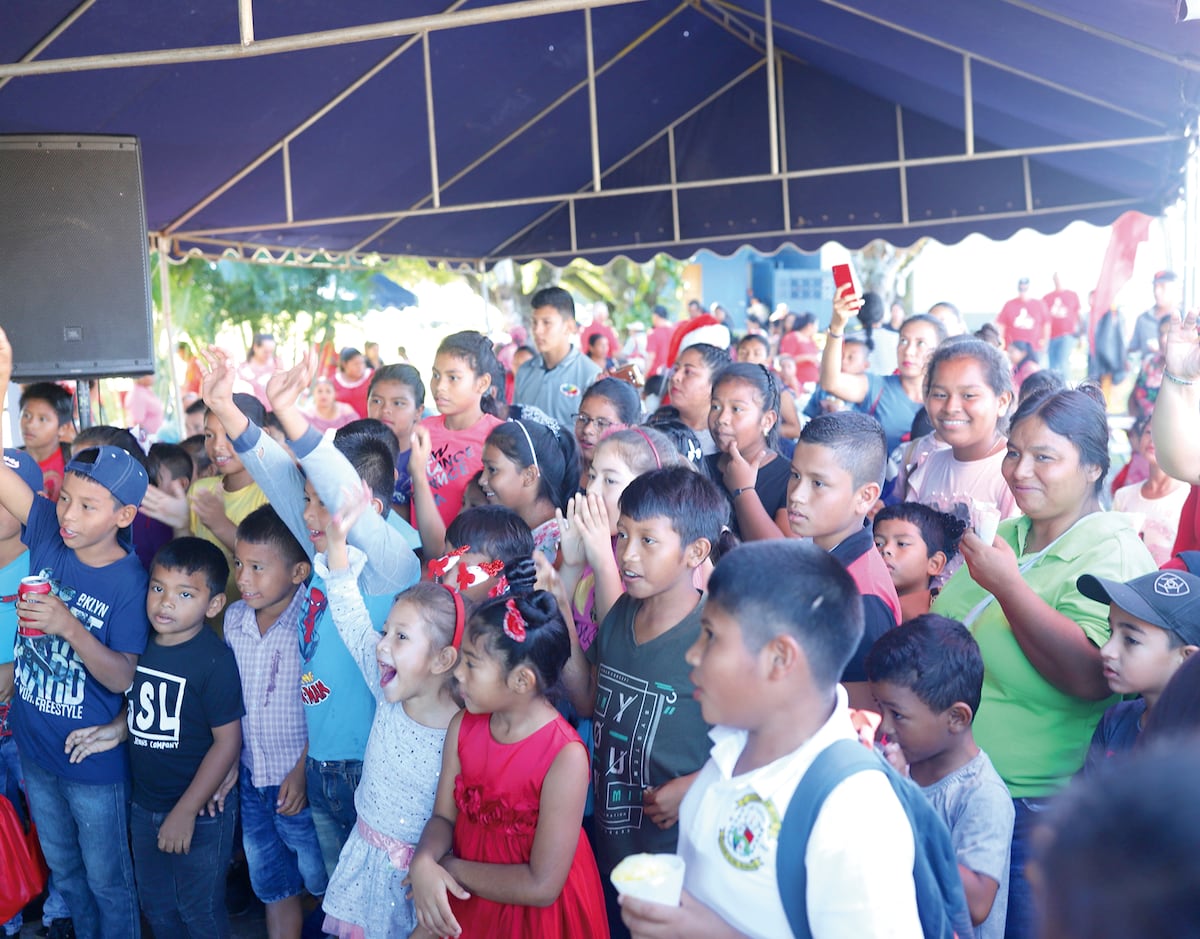 Amigos del aire llevan alegría a niños veragüenses