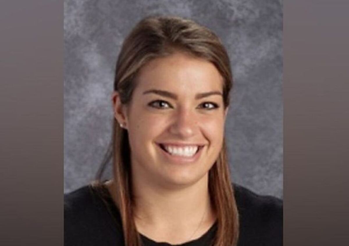 Arrestan a maestra por tener relaciones sexuales con una alumna