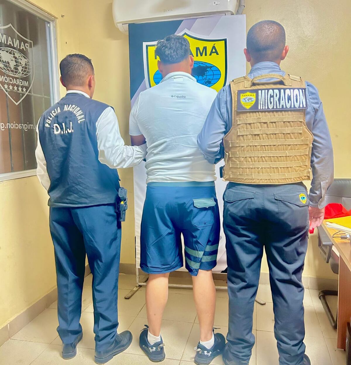 Capturan en puesto migratorio a tico vinculado a robo y homicidio