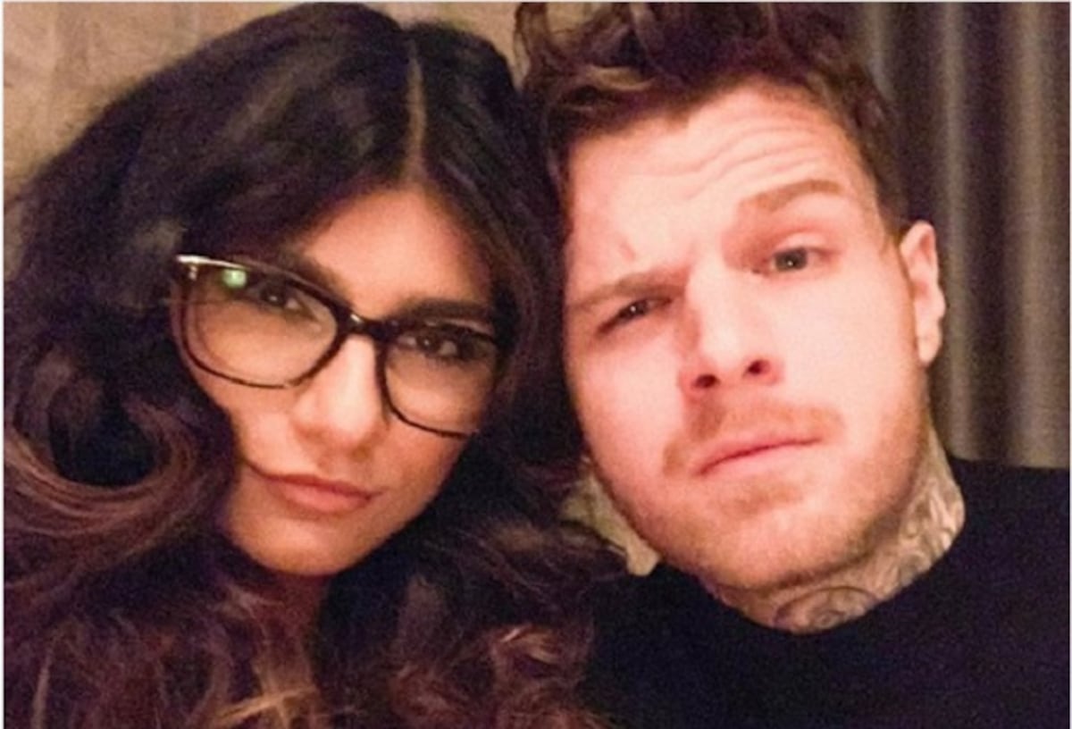 Así como lo hizo J.Lo la actriz Mia Khalifa mostró las fotos de su compromiso