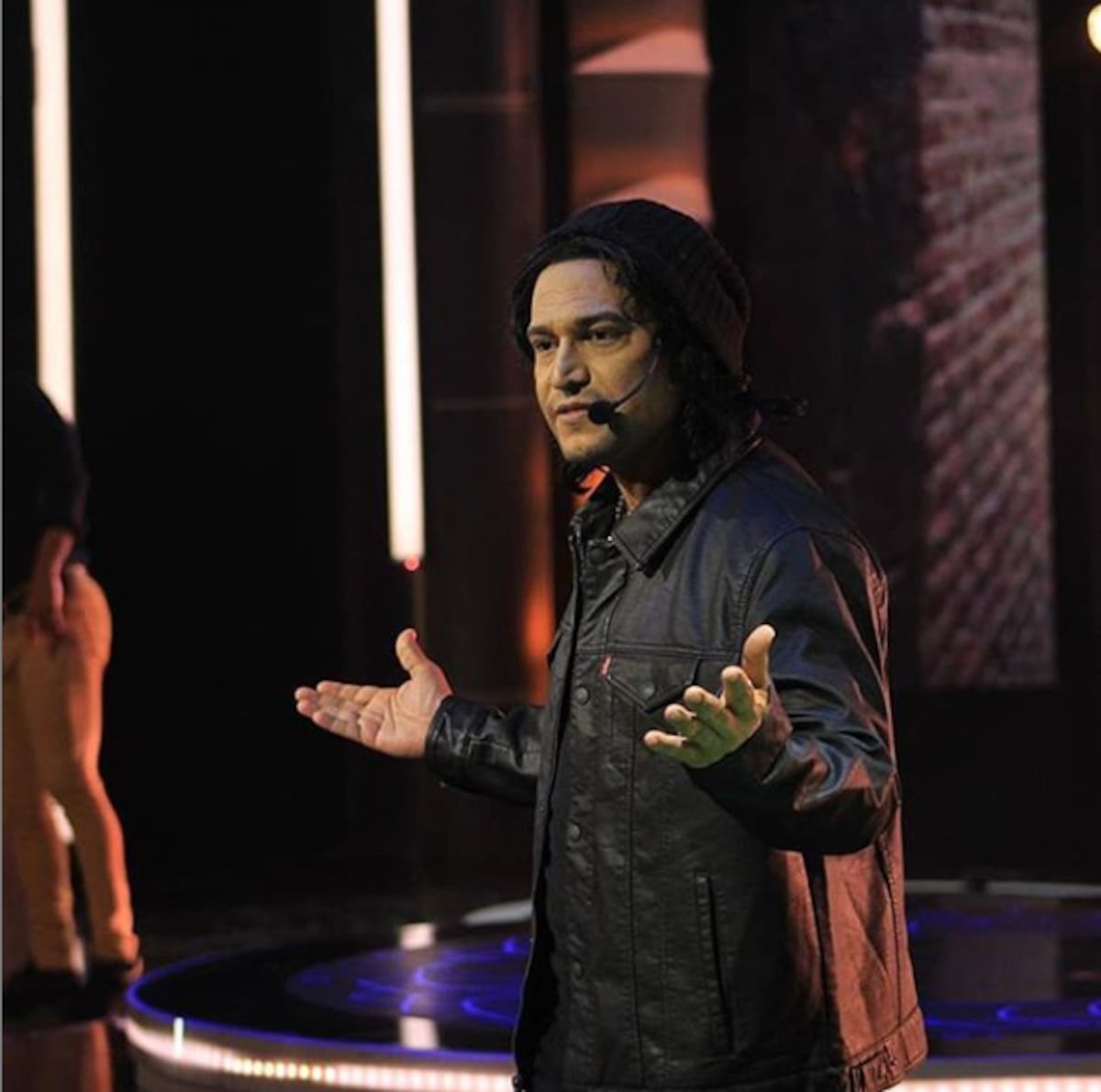 Polémica por salida de Ricardo Arjona de ‘Yo me llamo’, aun cuando a El Roockie se le salió hasta el gallo. Videos