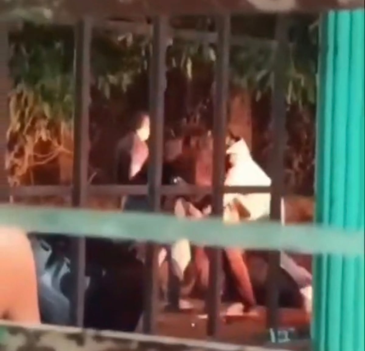 Quedó grabado en video: detienen a cinco extranjeros que agredieron a policías en plena feria de La Chorrera