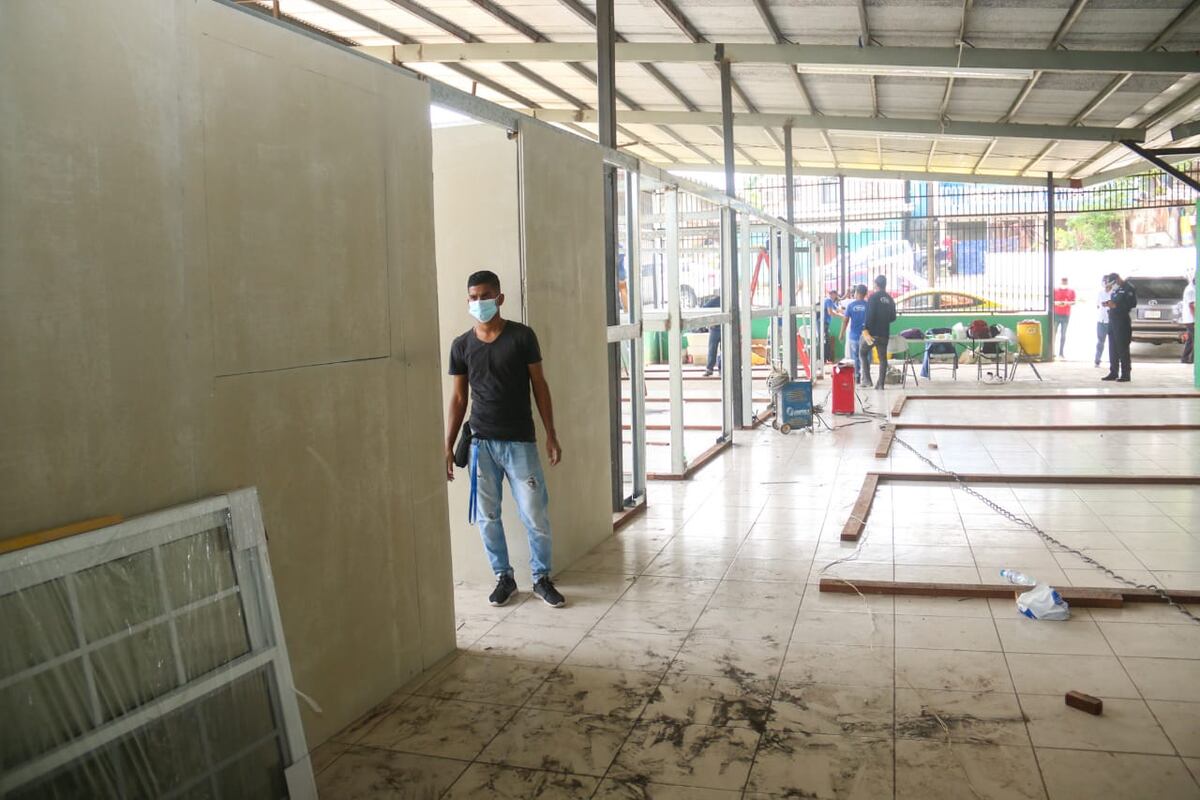 Damnificados de Villa María aún continúan sacando sus enseres entre los escombros