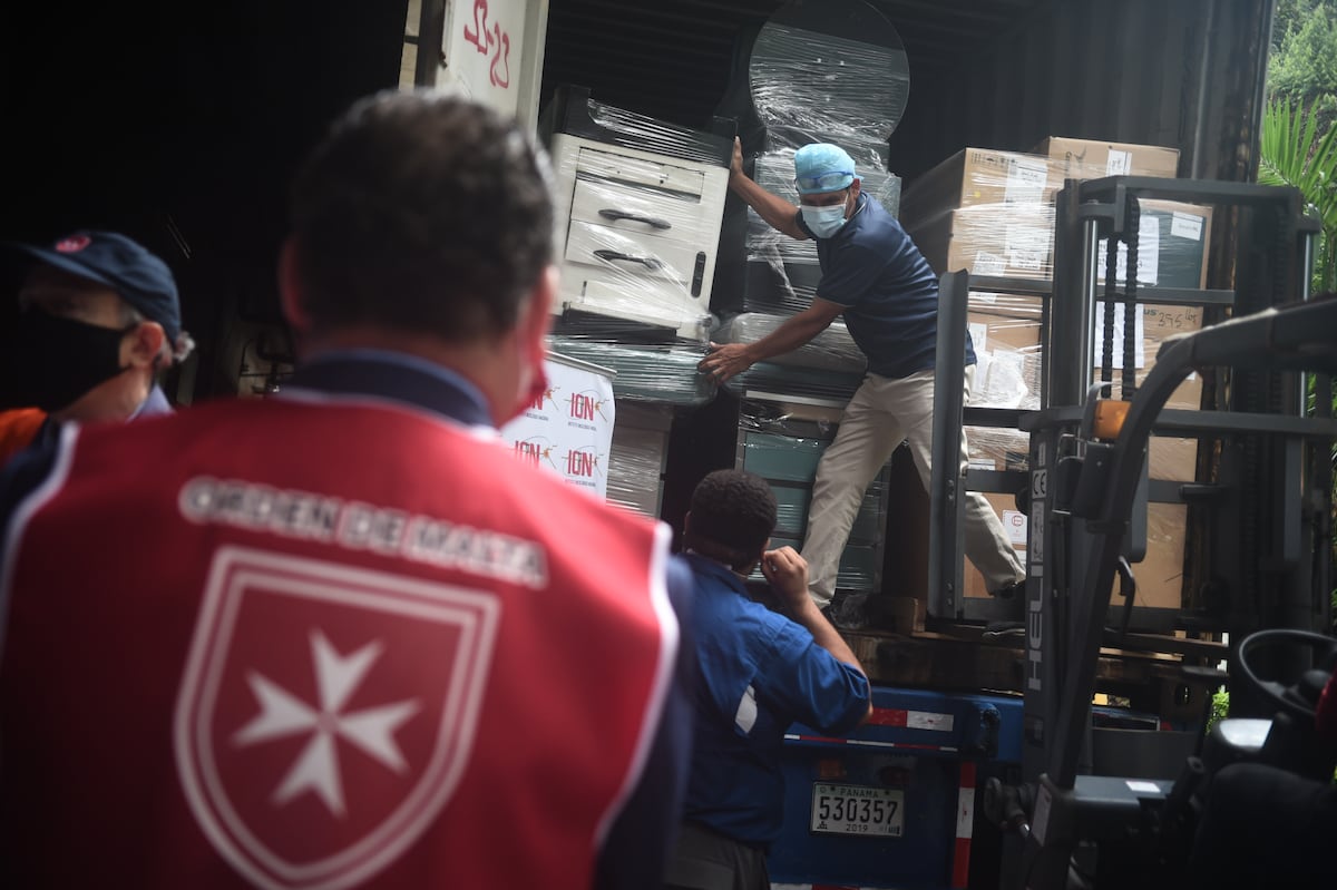 Entregan ayuda. Orden de Malta en Panamá dona contendedor con insumos médicos al ION