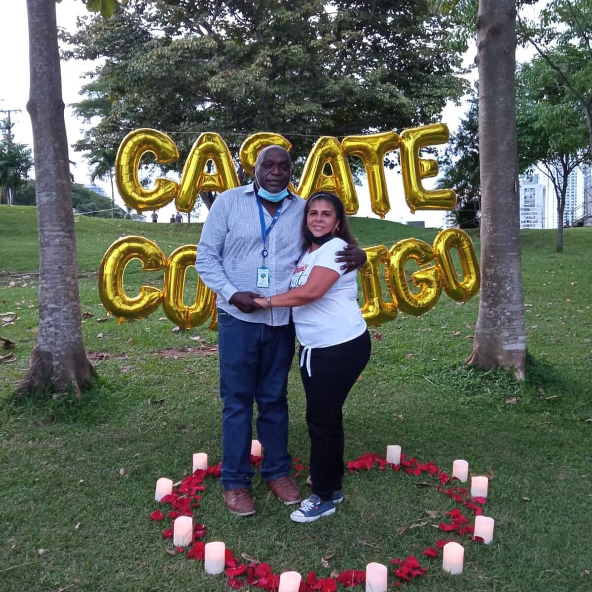 Le piden matrimonio a periodista deportivo panameño. La sorpresa fue en el Parque Omar. Video