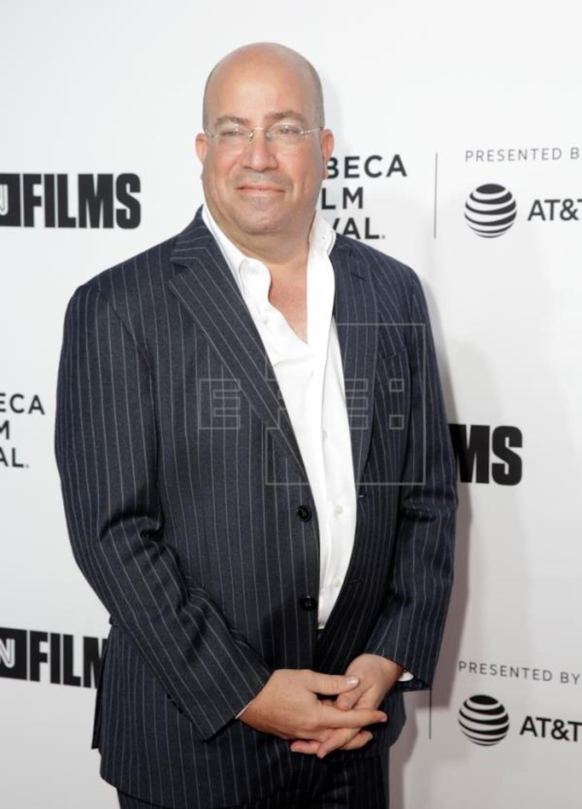 Por un romance con una compañera de trabajo, renuncia director de CNN. Él era su jefe