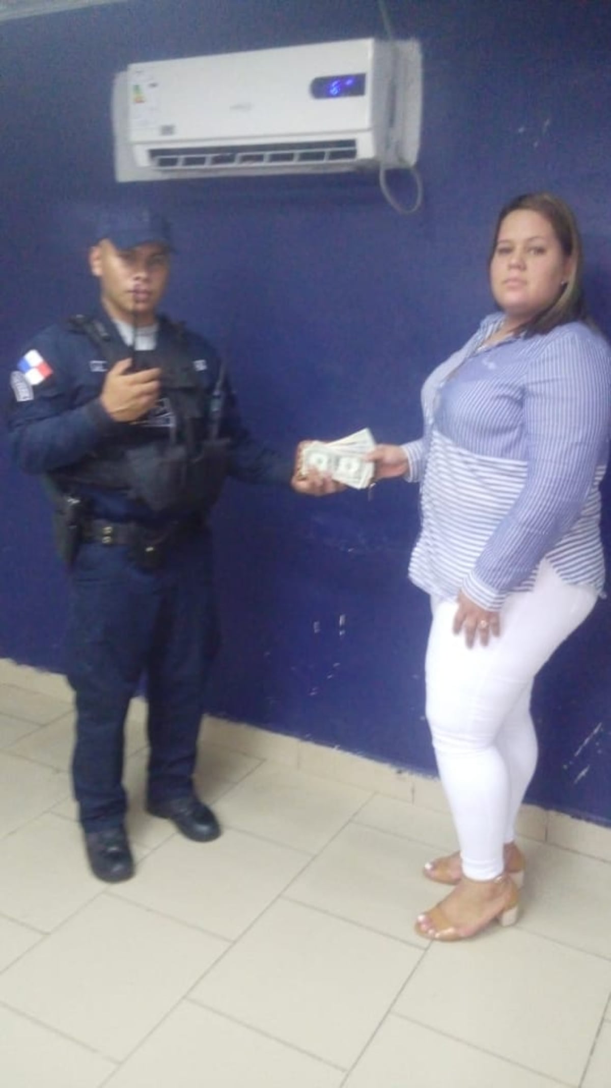 Mujer pierde cartera llena de dinero en el Metro de la 5 de Mayo y esto fue lo que pasó